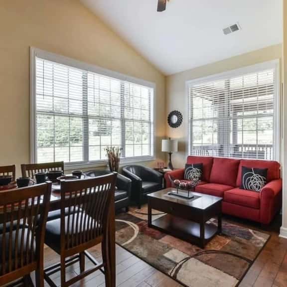 Penthouse Lakeview Haven - Image 1