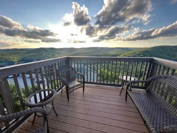 Penthouse Lakeview Haven - Image 3