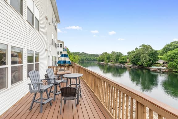 Lakefront Family Friendly condo! - Image 1