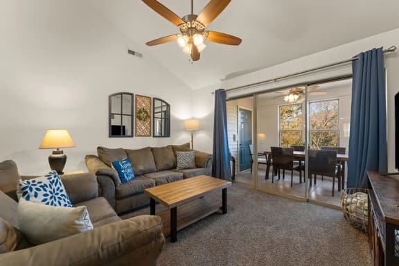 Luxury Lake Vacation at Emerald Pointe - Image 1