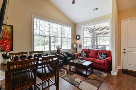 Penthouse Lakeview Haven - Image 1